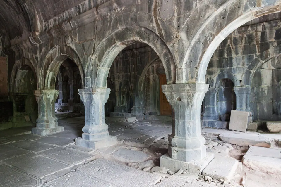 Gavit (All-Saviors), Sanahin